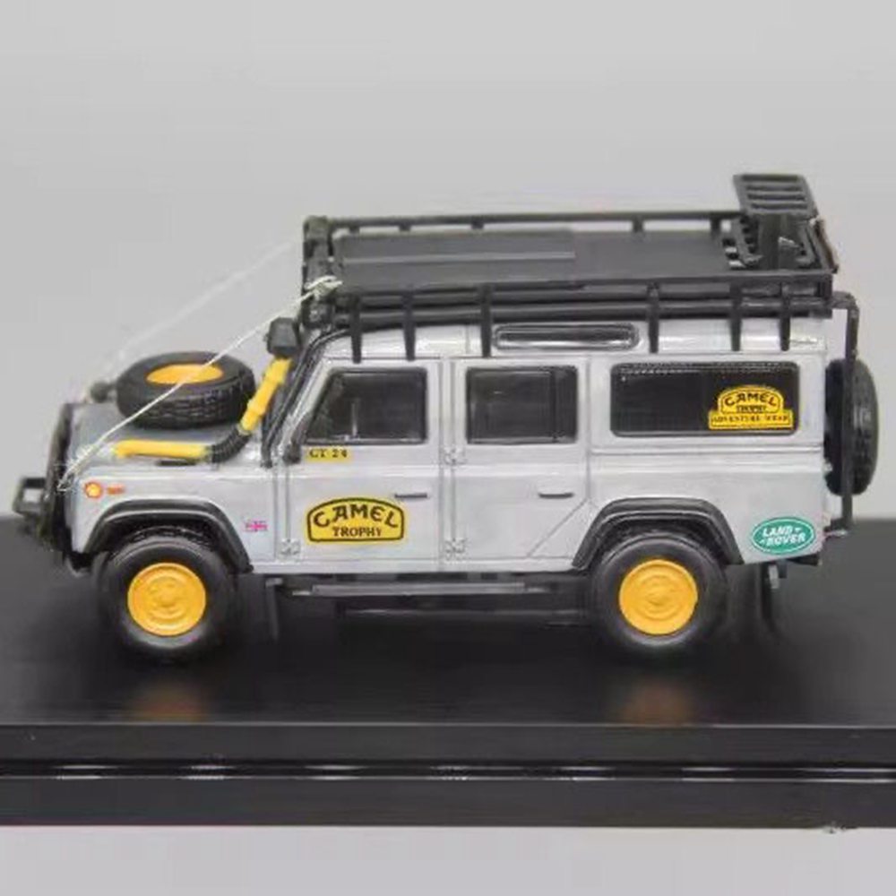 Master 1:64 Land Rover Defender 110 Camel Cup Édition spéciale Jouets moulés sous pression Modèles de voitures Miniature Hobby Cadeaux de collection avec accessoires