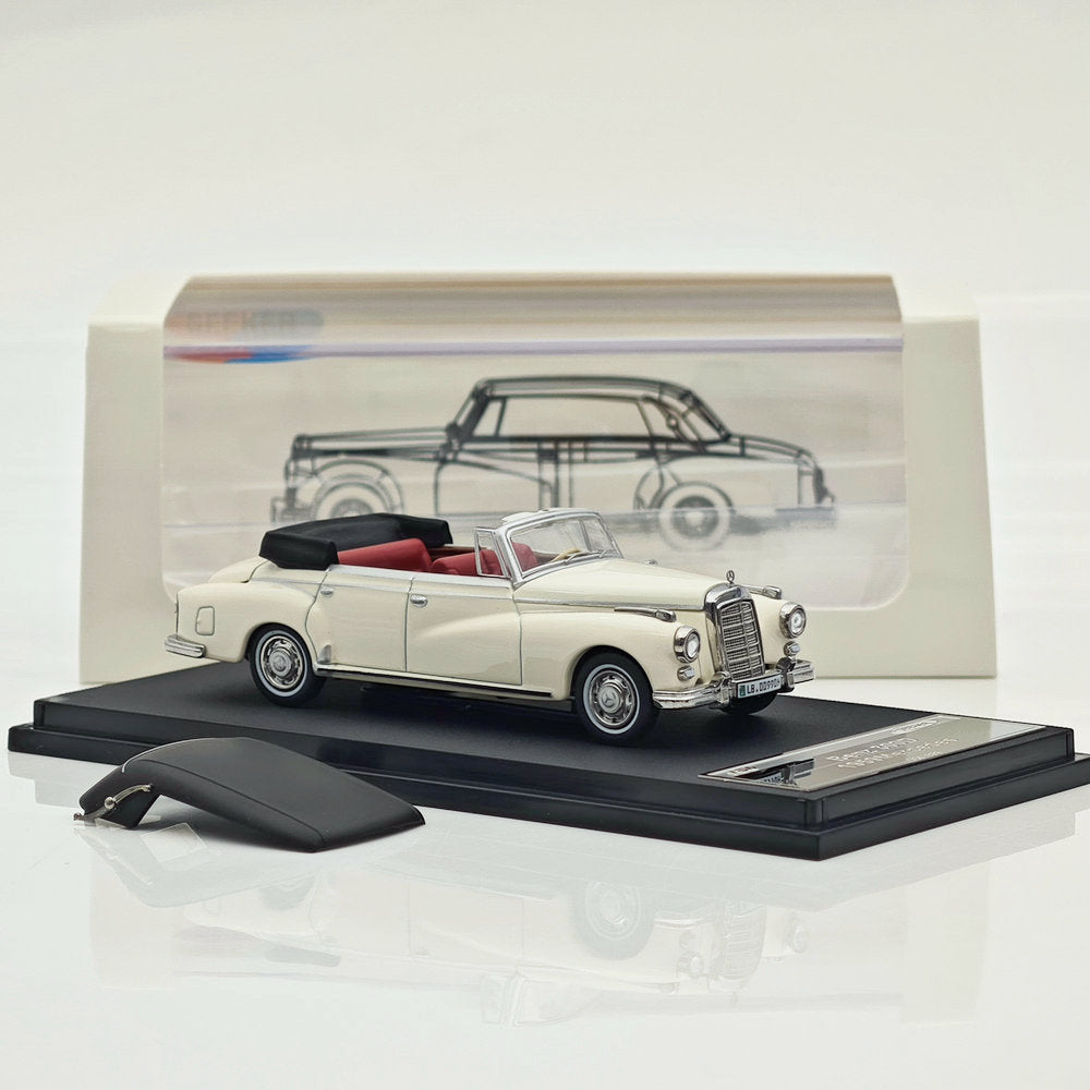 Seeker 1:64 Mercedes Benz 300D Convertible Soft Top Alloy Car Model Collection Diecast Toys Car Miniature Hobby Gifts