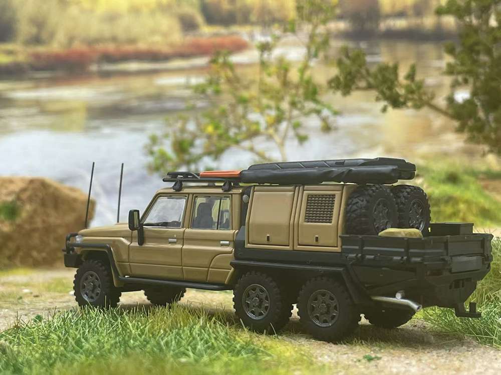 Modèles Autobots 1/64 Toyota Land Cruiser LC79 Pickup Truck 6x6 Collection de voyage Jouets moulés sous pression Voiture Miniature Hobby Cadeaux Désert Jaune