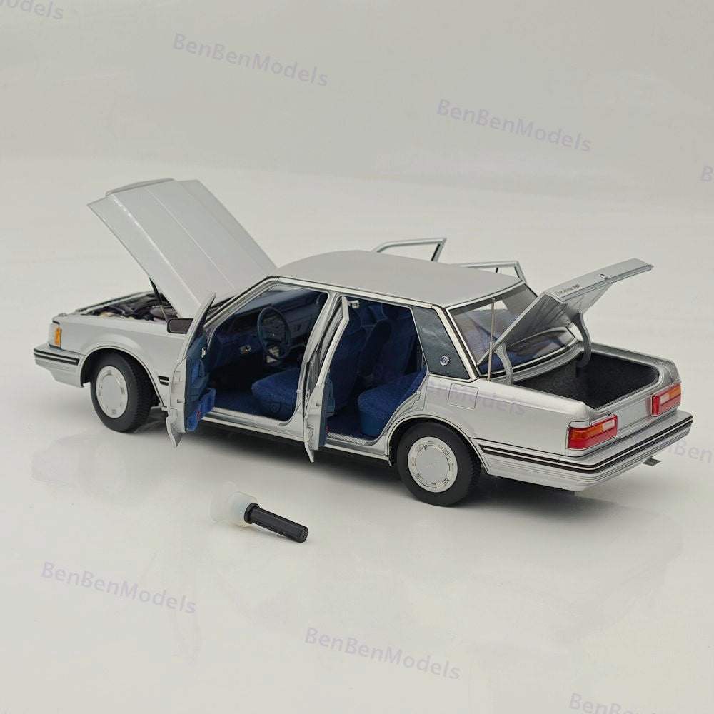 1/18 Toyota Crown Seventh Generation MS122 Silver / Blue Interior Diecast