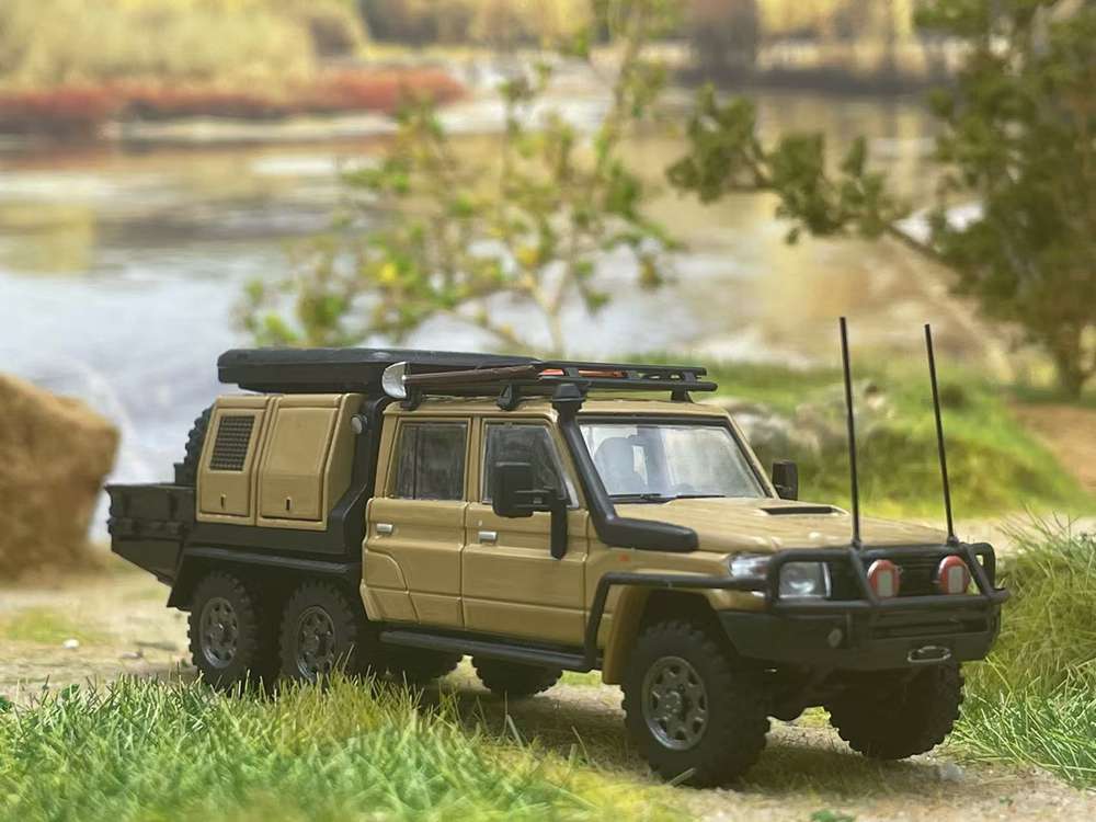Modèles Autobots 1/64 Toyota Land Cruiser LC79 Pickup Truck 6x6 Collection de voyage Jouets moulés sous pression Voiture Miniature Hobby Cadeaux Désert Jaune