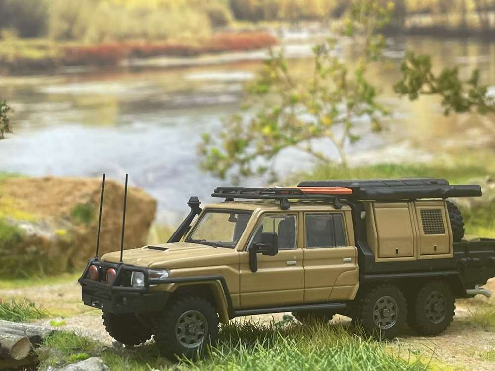 Modèles Autobots 1/64 Toyota Land Cruiser LC79 Pickup Truck 6x6 Collection de voyage Jouets moulés sous pression Voiture Miniature Hobby Cadeaux Désert Jaune