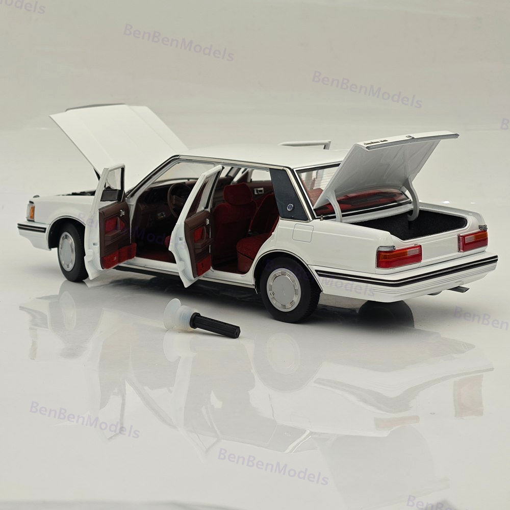 1/18 Toyota Crown MS122 7th gen White Red Interior Alloy Diecast Model Car