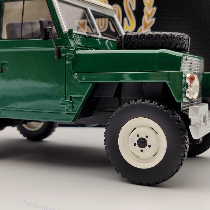 BOS Models 1:18 Land Rover Light weight Series III Hard Top Green 1973 BOS355