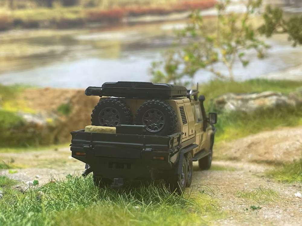Modèles Autobots 1/64 Toyota Land Cruiser LC79 Pickup Truck 6x6 Collection de voyage Jouets moulés sous pression Voiture Miniature Hobby Cadeaux Désert Jaune