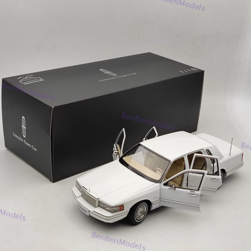 1/18 Towncar V8 1993-1995 Super Diecast Models Car White - Leather seat