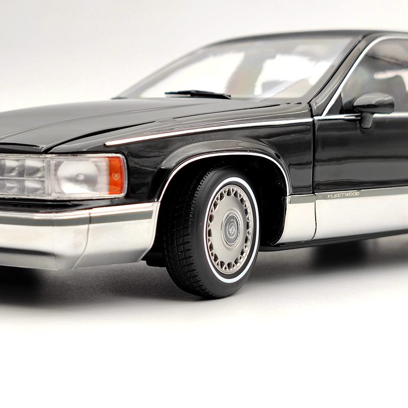 Modèle réduit de voiture moulée sous pression Cadillac Fleetwood Sedan noire 1993 GM 1:18