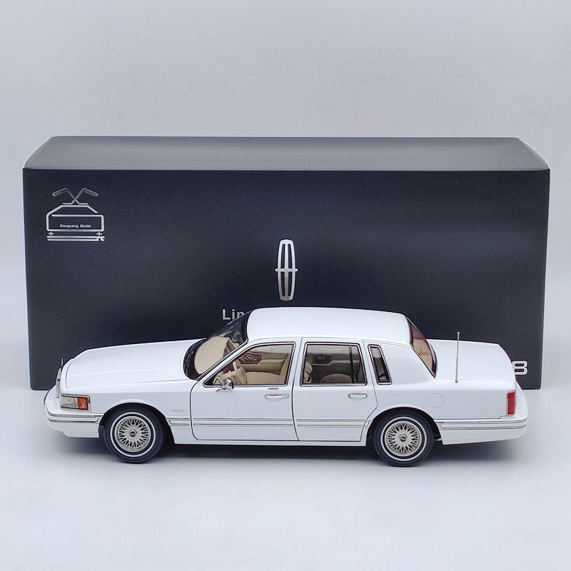 1/18 Lincoln Towncar V8 1993-1995 Super Diecast model (Leather seat) White