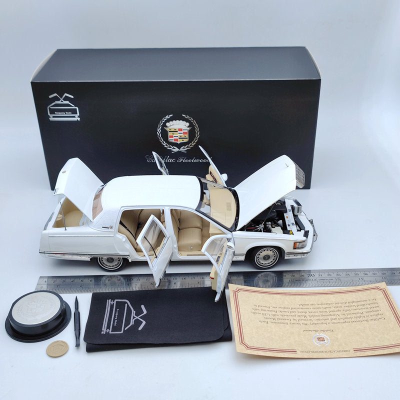 Modèle réduit de voiture moulée sous pression Cadillac Fleetwood Sedan blanche 1993 GM 1:18