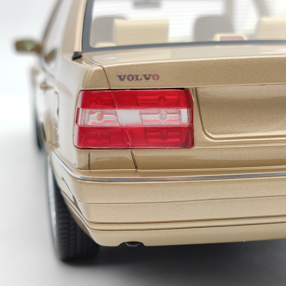 Objets de collection DNA 1/18 Volvo S90 Royal Level 3 1998 DNA000152 Modèle en résine Jouet en or Cadeau de voiture