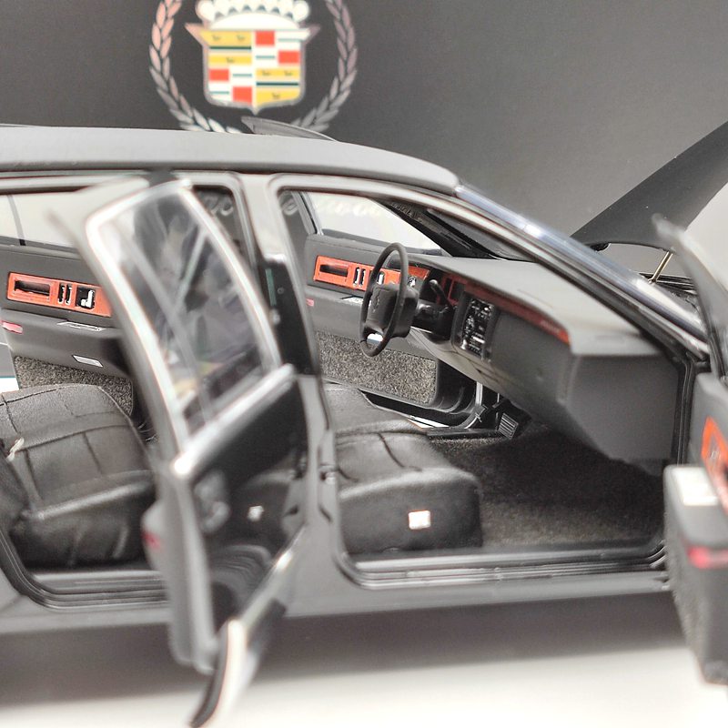 Modèle réduit de voiture moulée sous pression Cadillac Fleetwood Sedan noire 1993 GM 1:18