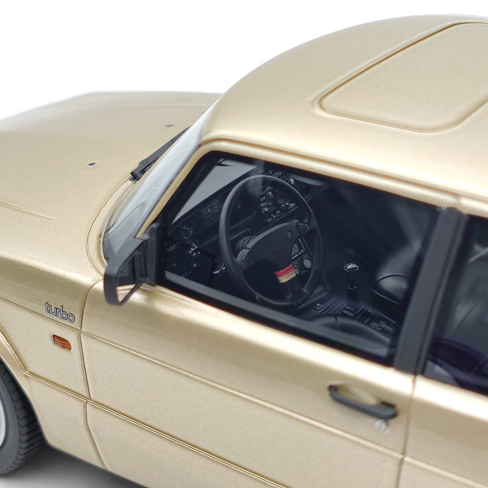 Objets de collection DNA 1/18 Saab 900 Turbo T16 Airflow Gold DNA000111 Modèle de voiture en résine Jouets Cadeau