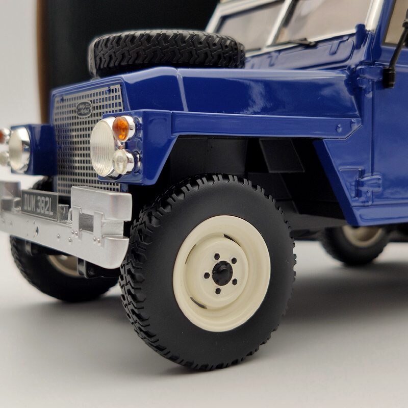 BOS 1/18 Land Rover Light weight Series III 1973 blue & white BOS382 Resin Model Auto Car Gift Collection Toys