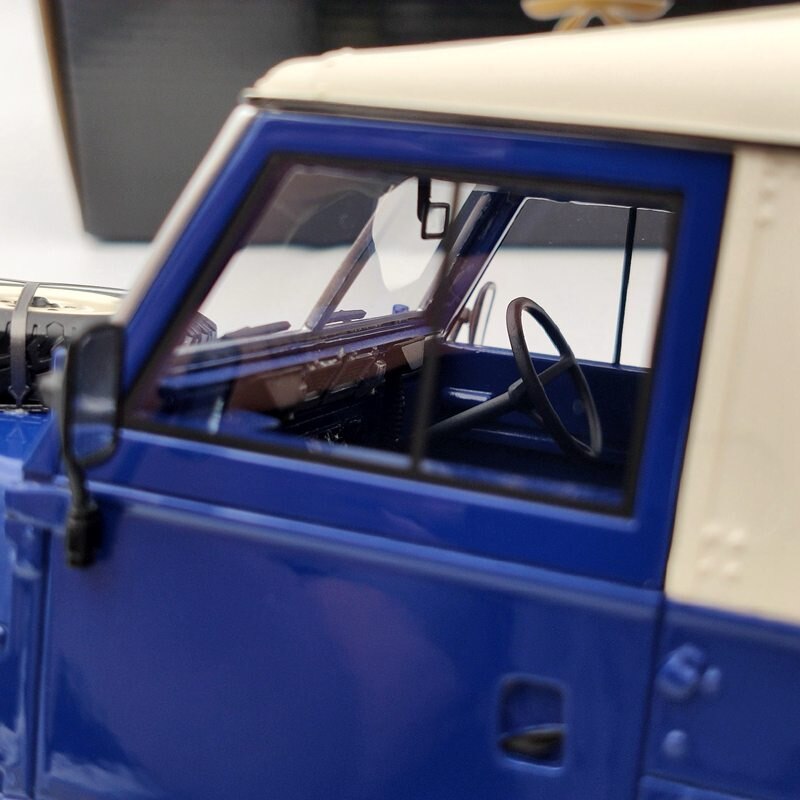 BOS 1/18 Land Rover Light weight Series III 1973 blue & white BOS382 Resin Model Auto Car Gift Collection Toys