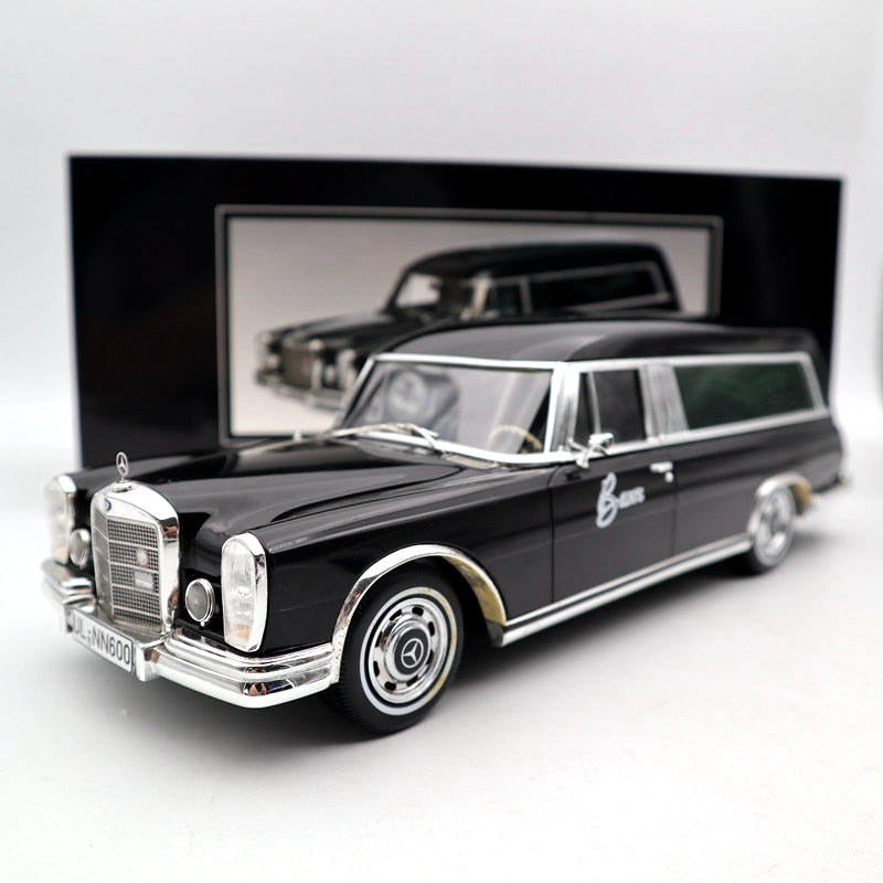 Mercedes-Benz Dealership In 1:18 Scale Looks Like The Real Thing