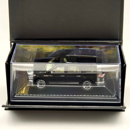 1:64 Navigator L SUV Model, Retractable Step Suspension Steering White/Black WTX
