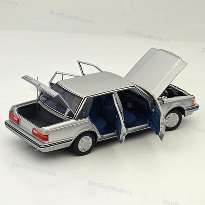 1/18 Toyota Crown Seventh Generation MS122 Silver / Blue Interior Diecast