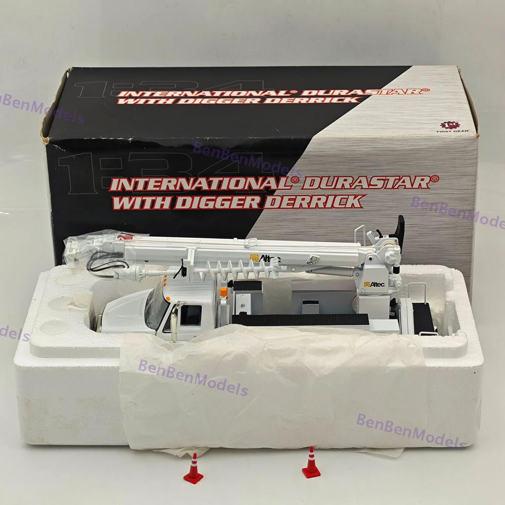 1/34 FIRST lnternational DuraStar Digger Derrick White DIECAST Model 10-4057