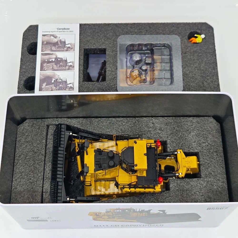 1:50 Diecast Masters 85567 D11T CD Carrydozer w/ Operator Model Diecast Model