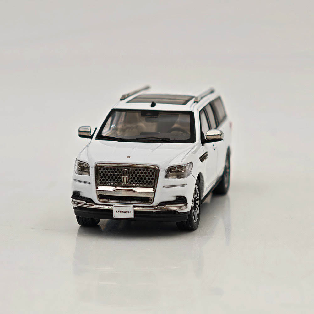 1:64 Navigator L SUV Model, Retractable Step Suspension Steering White/Black WTX