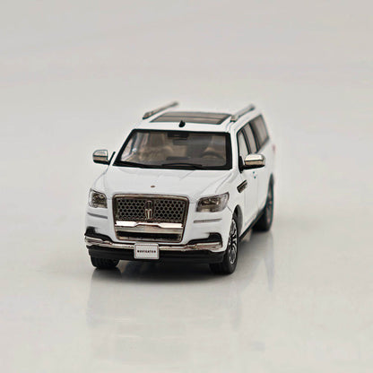 1:64 Navigator L SUV Model, Retractable Step Suspension Steering White/Black WTX