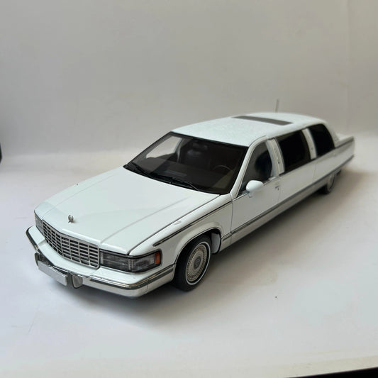 XiaoGuang 1:18 Fleetwood Extended White Classic Luxury Sedan Diecast Model Car Collectible Gifts