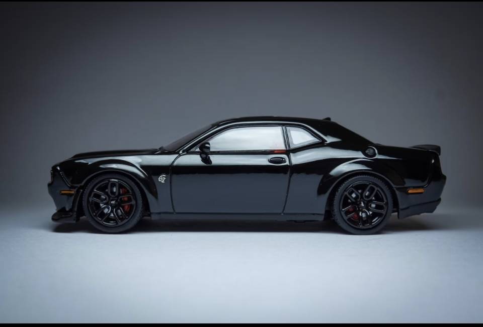 SH 1:64 Challengr SRT Hellcat Pitch Black Opening Hood Diecast Model Car Limited Collection