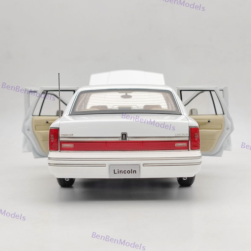 1/18 Lincoln Towncar V8 1993-1995 Super Diecast Models Car White - Leather seat