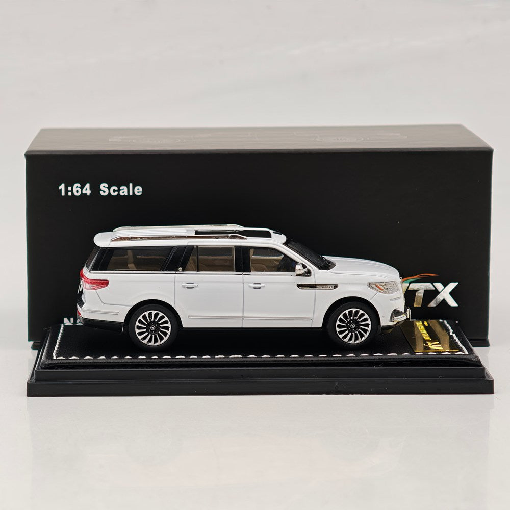 1:64 Navigator L SUV Model, Retractable Step Suspension Steering White/Black WTX