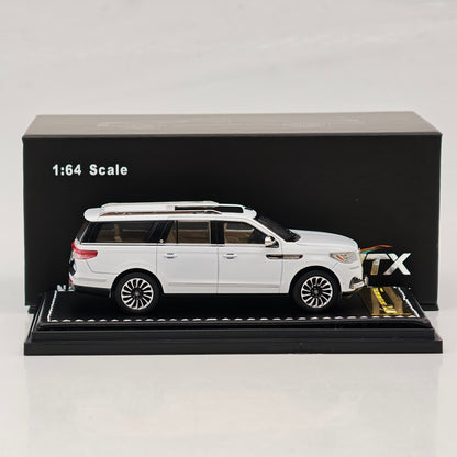 1:64 Navigator L SUV Model, Retractable Step Suspension Steering White/Black WTX