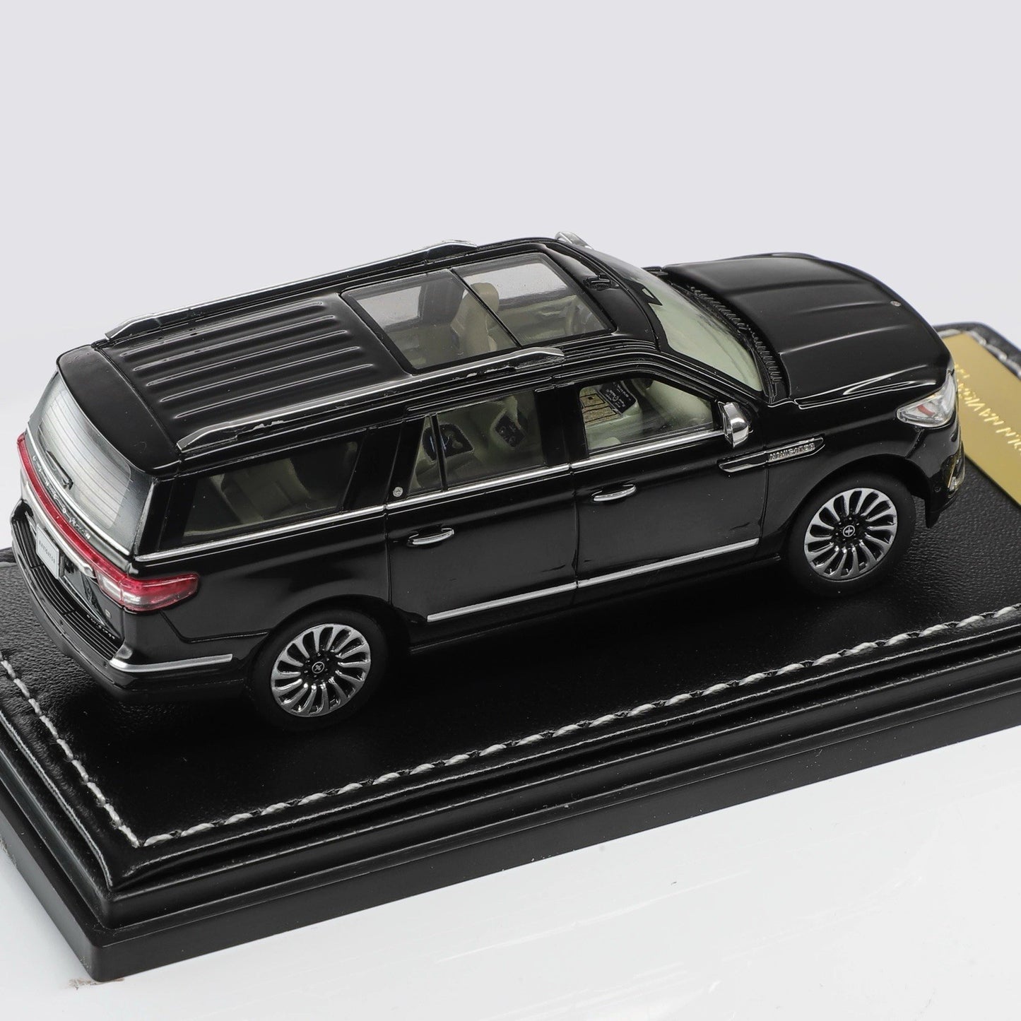WTX 1:64 Navigator L SUV Model, Retractable Step Suspension Steering Gifts Black