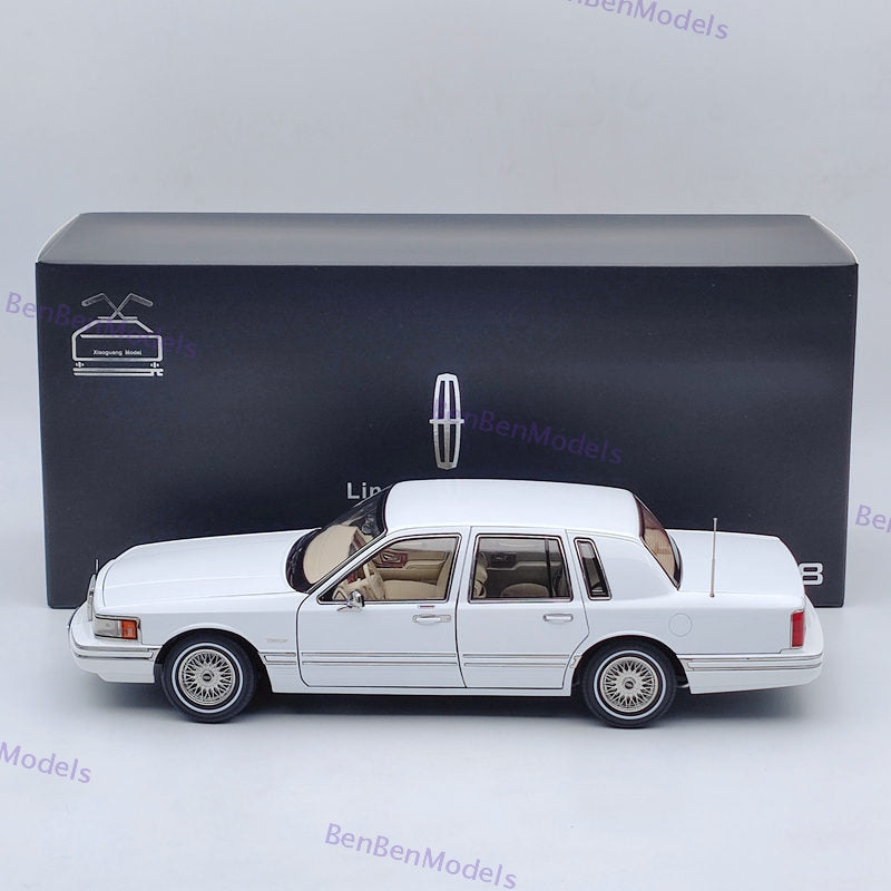 1/18 Lincoln Towncar V8 1993-1995 Super Diecast Models Car White - Leather seat