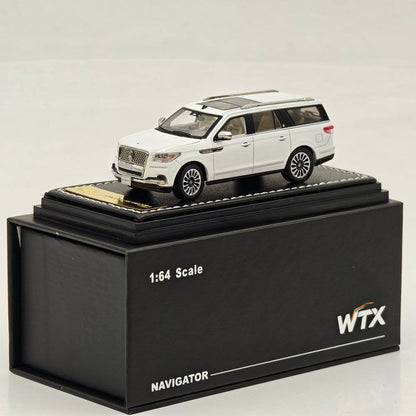 1:64 Navigator L SUV Model, Retractable Step Suspension Steering White/Black WTX