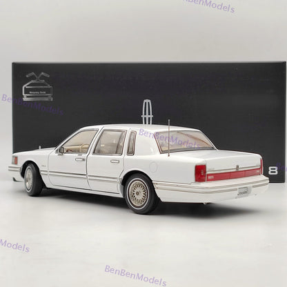 1/18 Lincoln Towncar V8 1993-1995 Super Diecast Models Car White - Leather seat