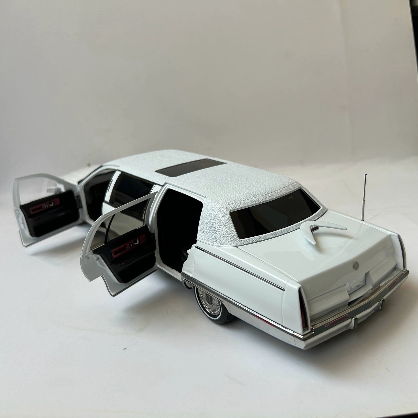 XiaoGuang 1:18 Fleetwood Extended White Classic Luxury Sedan Diecast Model Car Collectible Gifts