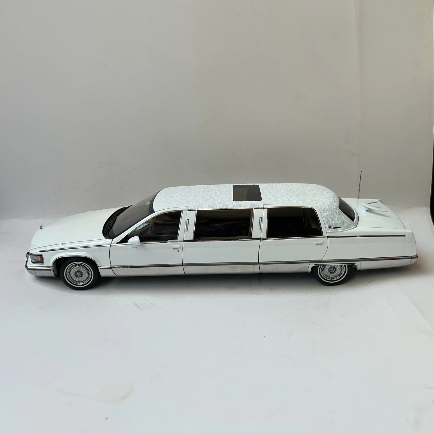 XiaoGuang 1:18 Fleetwood Extended White Classic Luxury Sedan Diecast Model Car Collectible Gifts