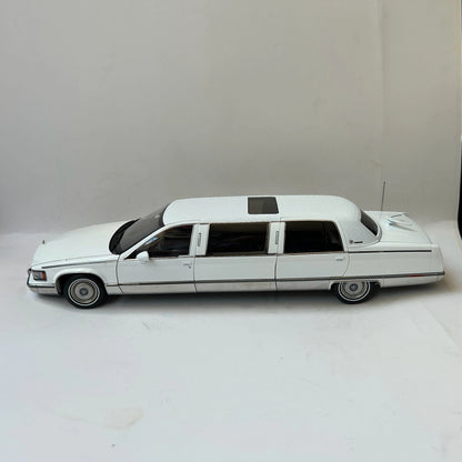 XiaoGuang 1:18 Fleetwood Extended White Classic Luxury Sedan Diecast Model Car Collectible Gifts