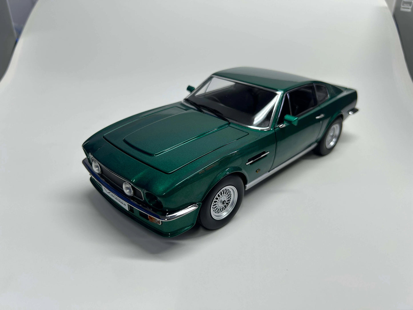 Xiaoguang 1/18 V8 Vantage 007 Movie Edition Metal Diecast Model Car Limited Collection Gifts Display