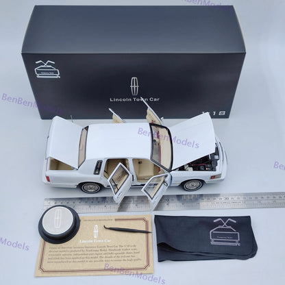 1/18 Lincoln Towncar V8 1993-1995 Super Diecast Models Car White - Leather seat