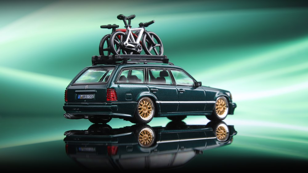 Voiture Mercedes-Benz S124 Wagon moulée sous pression à l'échelle 1:64, modèle réduit, collection, cadeaux, noir/vert 