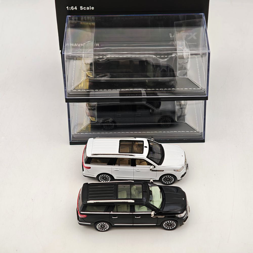 1:64 Navigator L SUV Model, Retractable Step Suspension Steering White/Black WTX