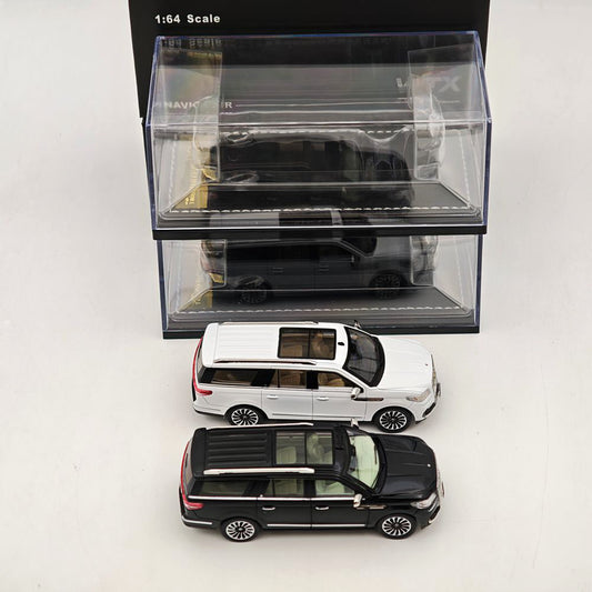 1:64 Navigator L SUV Model, Retractable Step Suspension Steering White/Black WTX