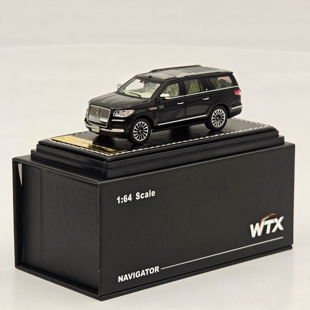 1:64 Navigator L SUV Model, Retractable Step Suspension Steering White/Black WTX