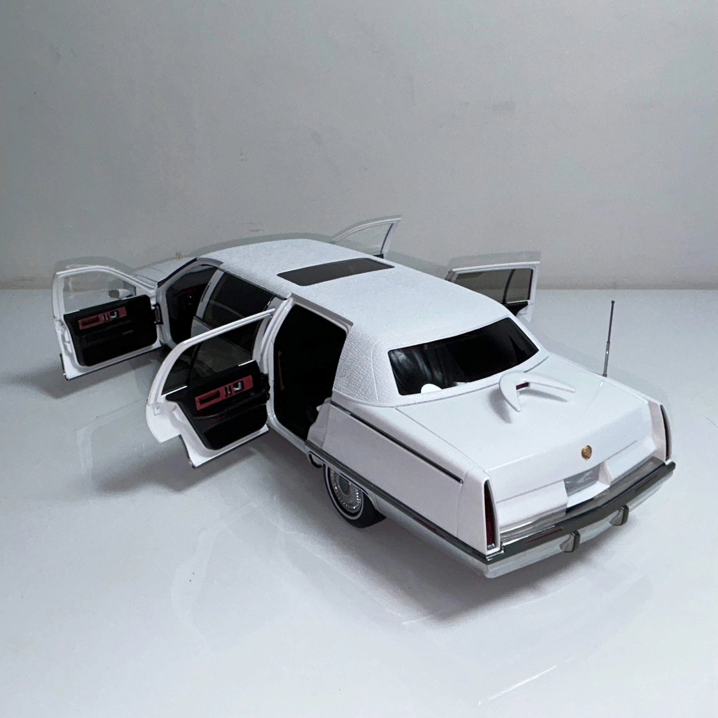 XiaoGuang 1:18 Fleetwood Extended White Classic Luxury Sedan Diecast Model Car Collectible Gifts
