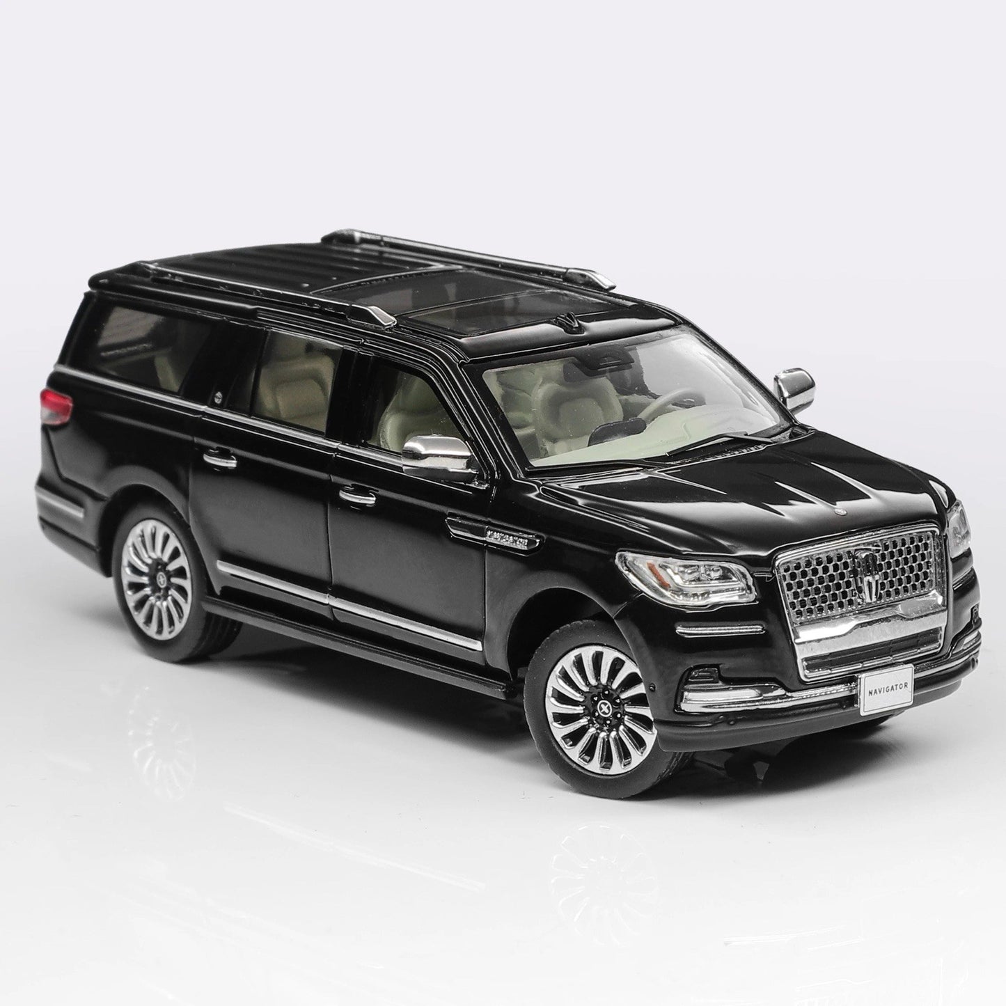 WTX 1:64 Navigator L SUV Model, Retractable Step Suspension Steering Gifts Black