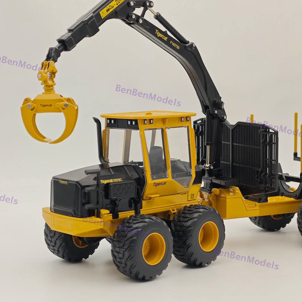 1/32 Tigercat TRANSPORTEUR FORESTIER 1075C Diecast Model Forwarder Truck