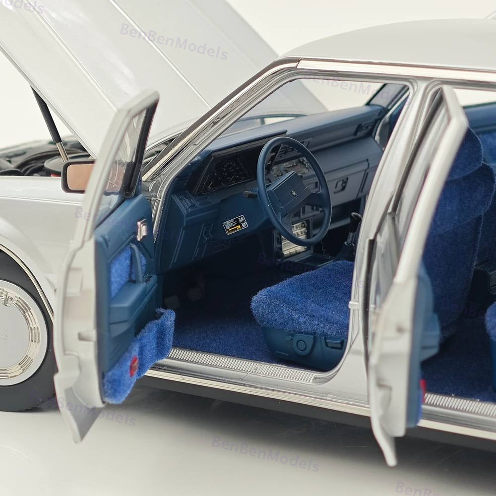 1/18 Toyota Crown Seventh Generation MS122 Silver / Blue Interior Diecast