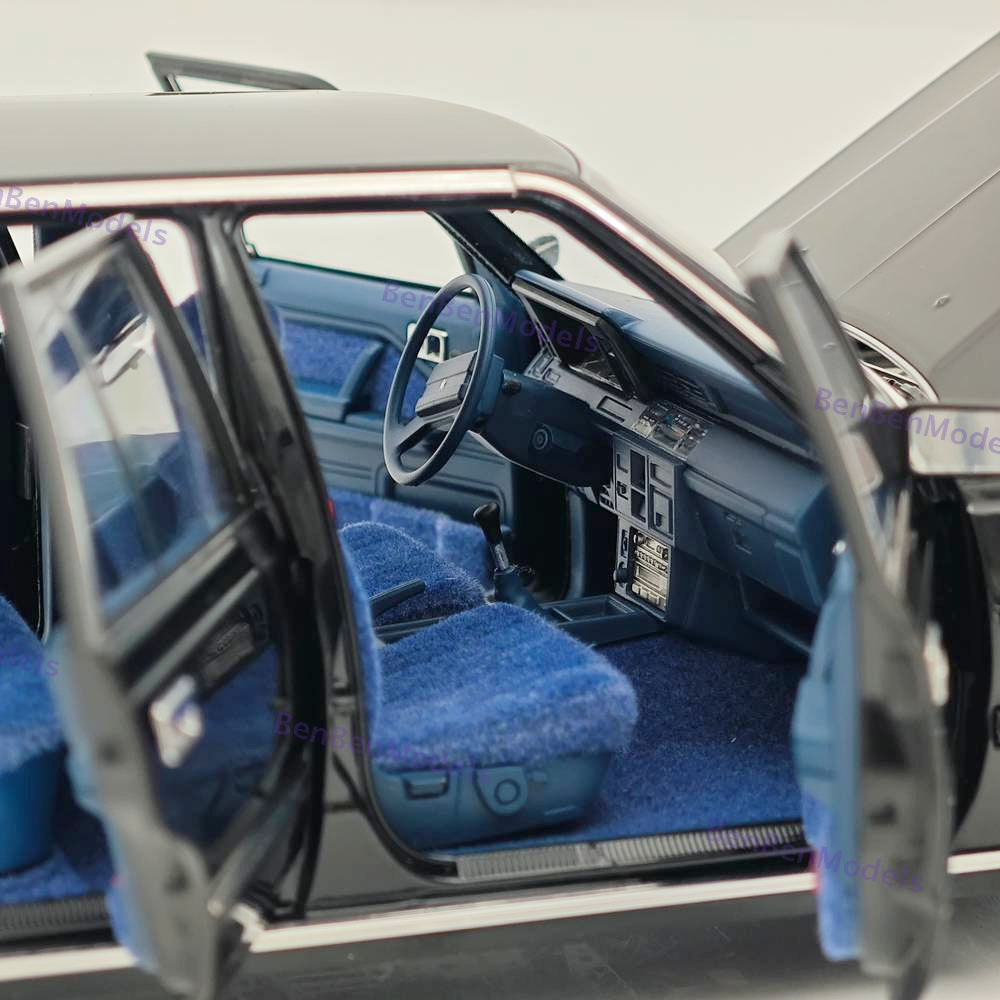 1/18 Toyota Crown Seventh Generation MS122 Black / Blue Interior Diecast