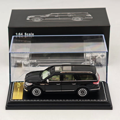 1:64 Navigator L SUV Model, Retractable Step Suspension Steering White/Black WTX