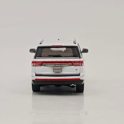 1:64 Navigator L SUV Model, Retractable Step Suspension Steering White/Black WTX